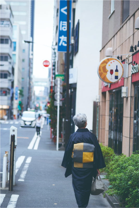 京橋を着物姿で歩く女性の写真