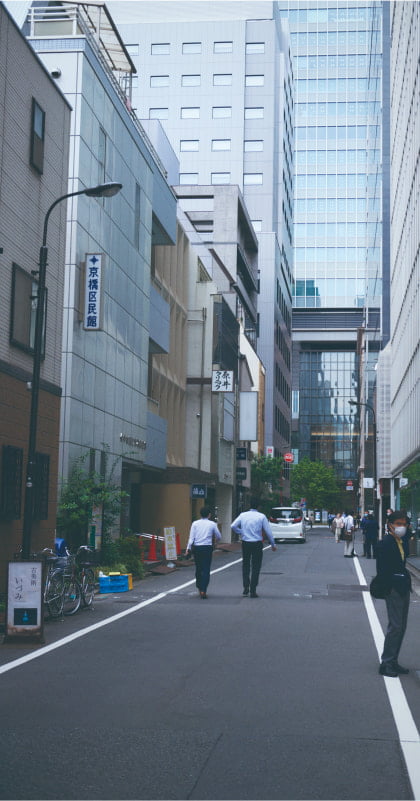 京橋に立ち並ぶオフィスビルの写真